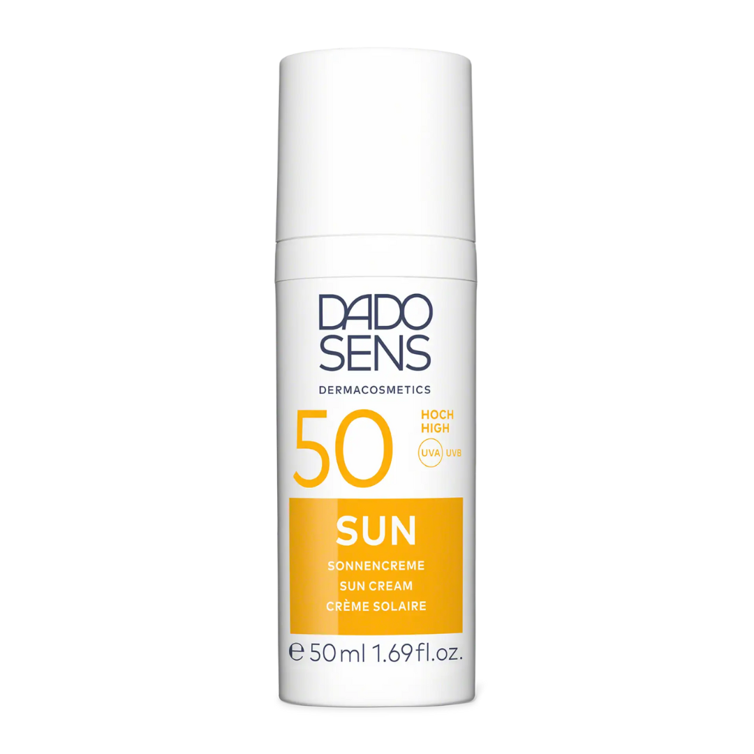 DADO SENS SUN Sonnencreme LSF 50 – handliche Spenderflasche vor weißem Hintergrund, dermatologisch getesteter Lichtschutz