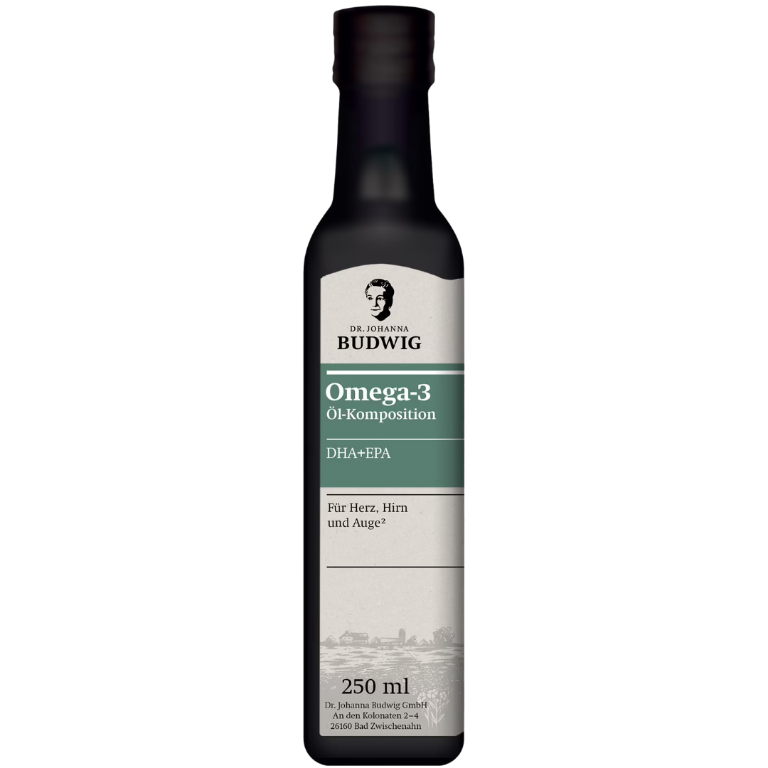 Eine dunkle Glasflasche mit 250 ml Dr. Johanna Budwig Omega-3 Öl-Komposition. Das Etikett ist in einem schlichten Design gehalten und zeigt das Logo der Marke sowie die Bezeichnung „Omega-3 Öl-Komposition DHA+EPA“. Darunter steht „Für Herz, Hirn und Auge"