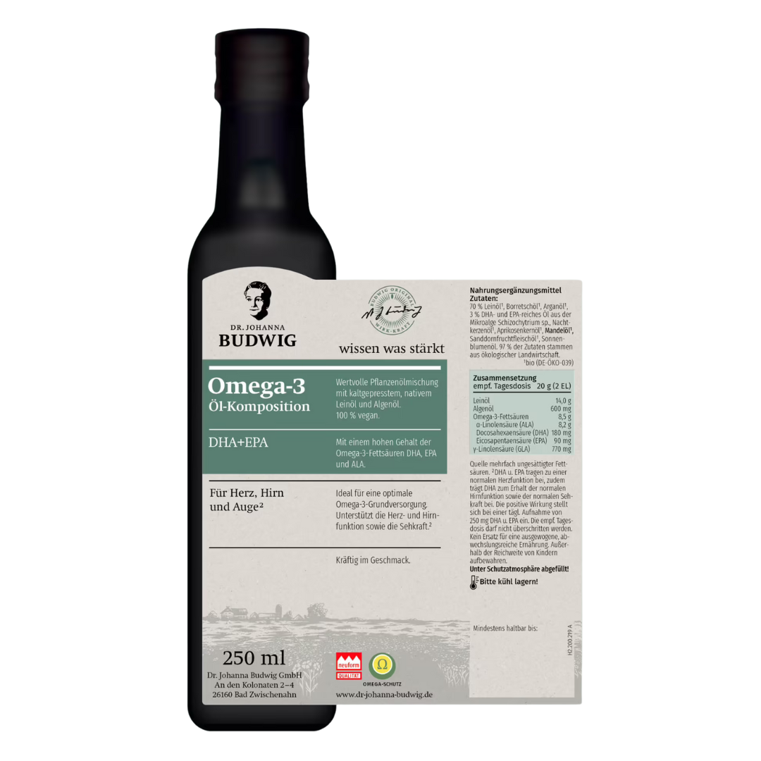 Die Rückseite der 250-ml-Flasche Dr. Johanna Budwig Omega-3 Öl-Komposition mit detaillierten Informationen. Das Etikett beschreibt die wertvolle Pflanzenölmischung mit Leinöl und Algenöl, die 100 % vegan ist. Es enthält Angaben zu den enthaltenen Omega-3-Fettsäuren (DHA, EPA und ALA), der empfohlenen Tagesdosis sowie die Liste der Zutaten.