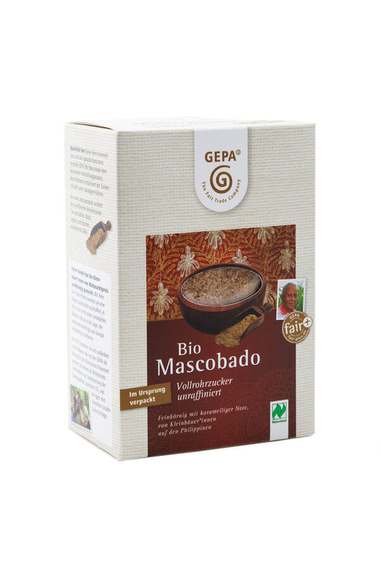 Bio Mascobado Vollrohrzucker von GEPA – unraffinierter Fair-Trade-Zucker aus den Philippinen in dekorativer Verpackung mit braunem Zuckerschälchen und Produktinformationen.