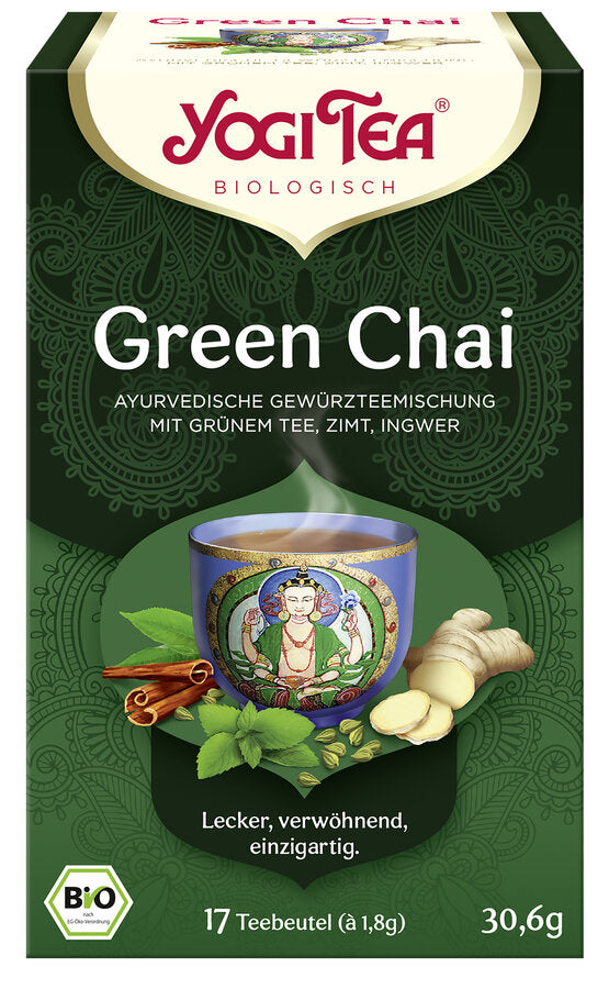 Eine Packung des 'Green Chai' Tees von Yogi Tea. Die Verpackung ist grün und zeigt eine Illustration einer Tasse Tee mit einem buddhistischen Motiv, umgeben von Zimtstangen, Minzblättern, Ingwer und Kardamom. Oben steht in roter Schrift 'Yogi Tea' und darunter 'Biologisch'. Die Teesorte ist als 'Ayurvedische Gewürzteemischung mit grünem Tee, Zimt, Ingwer' beschrieben. Unten steht 'Lecker, verwöhnend, einzigartig'. Es sind 17 Teebeutel à 1,8 g enthalten, insgesamt 30,6 g. Unten links ist das Bio-Siegel.