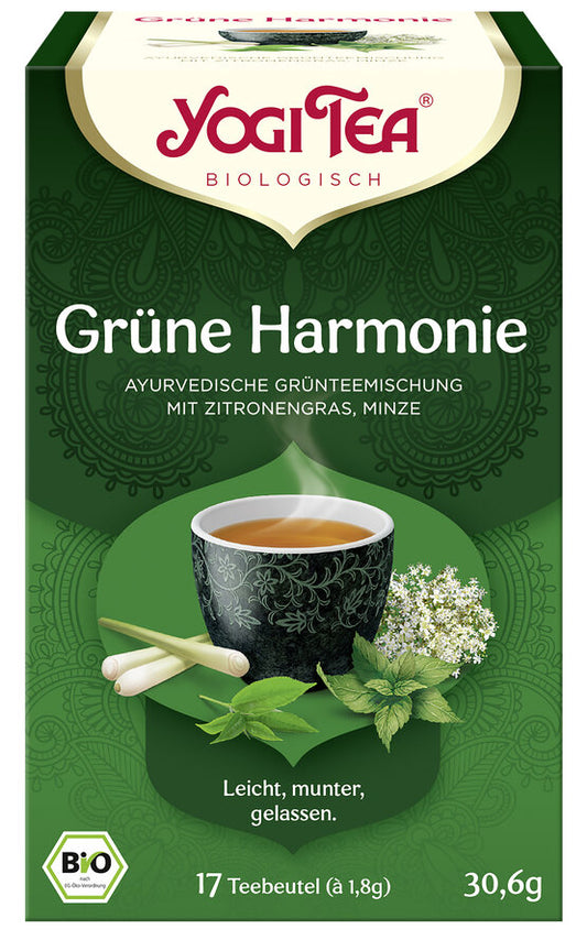 Eine Packung des 'Grüne Harmonie' Tees von Yogi Tea. Die Verpackung ist grün und zeigt eine Illustration einer Tasse Tee mit einem dekorativen Muster, umgeben von Zitronengras, Minzblättern und Holunderblüten. Oben steht in roter Schrift 'Yogi Tea' und darunter 'Biologisch'. Die Teesorte ist als 'Ayurvedische Grünteemischung mit Zitronengras, Minze' beschrieben. Unten steht 'Leicht, munter, gelassen'. Es sind 17 Teebeutel à 1,8 g enthalten, insgesamt 30,6 g. Unten links ist das Bio-Siegel abgebildet.