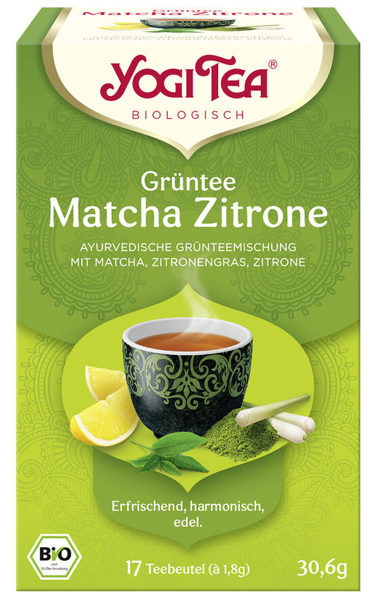 Eine Packung des 'Grüntee Matcha Zitrone' Tees von Yogi Tea. Die Verpackung ist grün und zeigt eine Illustration einer Tasse Tee mit einem dekorativen Muster, umgeben von Zitronenscheiben, Zitronengras und Matchapulver. Oben steht in roter Schrift 'Yogi Tea' und darunter 'Biologisch'. Die Teesorte ist als 'Ayurvedische Grünteemischung mit Matcha, Zitronengras, Zitrone' beschrieben. Unten steht 'Erfrischend, harmonisch, edel'. Es sind 17 Teebeutel à 1,8 g enthalten, insgesamt 30,6 g.