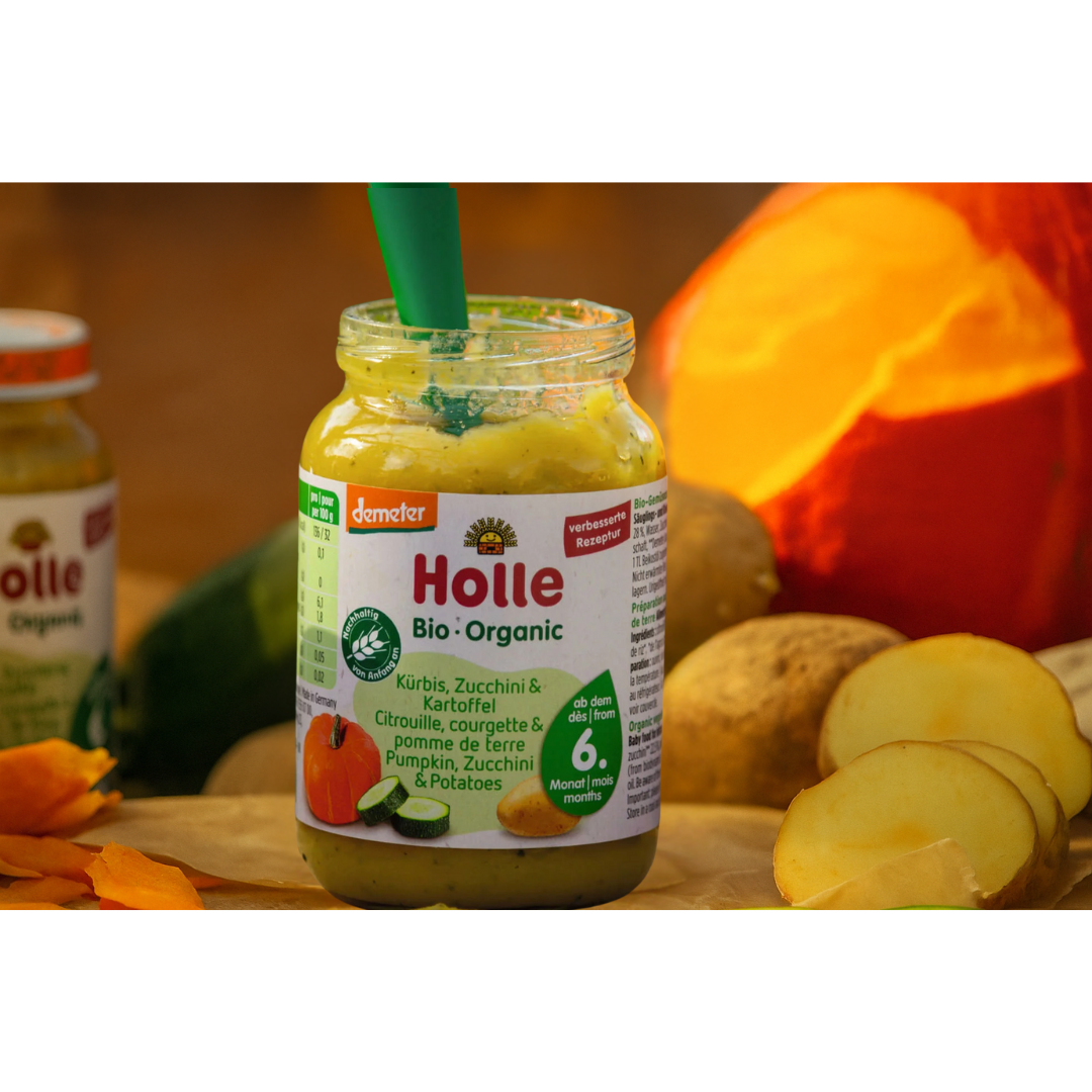 Geöffnetes Holle Bio-Gläschen Kürbis Zucchini Kartoffel mit frischem Gemüse – vegane Beikost ab dem 6. Monat.