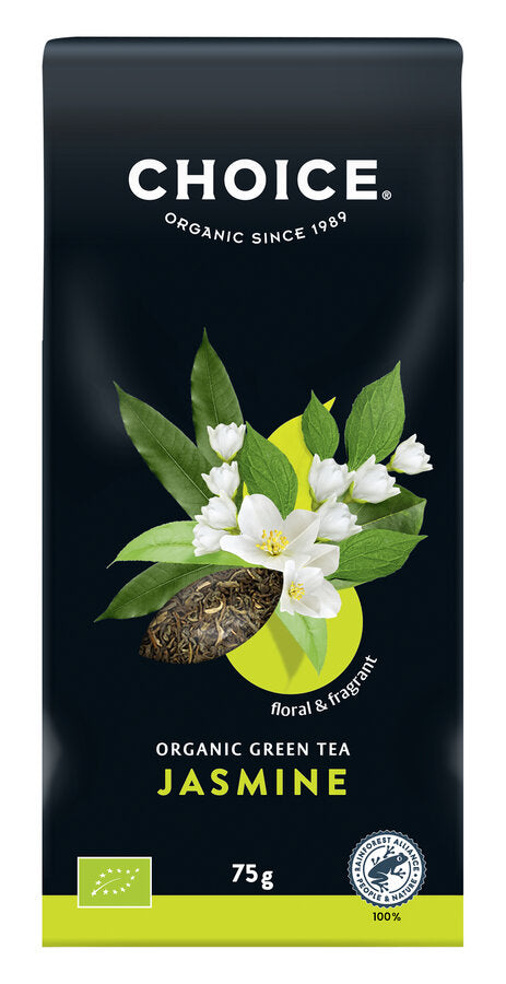 Eine Verpackung des losen Bio-Grüntees 'Jasmine' der Marke Choice. Die Verpackung ist dunkelblau mit einem großen Bild von Jasminblüten und grünen Blättern. Oben steht in weißer Schrift 'Choice' und darunter 'Organic since 1989'. Unten steht 'Organic Green Tea Jasmine' in gelber Schrift. Das Produkt ist als floral und duftend beschrieben und enthält 75 g Tee. Es trägt das europäische Bio-Siegel sowie das Rainforest Alliance Zertifikat.