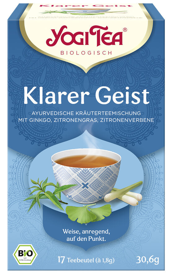 Eine Packung des 'Klarer Geist' Tees von Yogi Tea. Die Verpackung ist blau und zeigt eine Illustration einer Tasse Tee mit einem geometrischen Muster, umgeben von Zitronengras, Zitronenverbene und Ginkgo-Blättern. Oben steht in roter Schrift 'Yogi Tea' und darunter 'Biologisch'. Die Teesorte ist als 'Ayurvedische Kräuterteemischung mit Ginkgo, Zitronengras, Zitronenverbene' beschrieben. Unten steht 'Weise, anregend, auf den Punkt'. Es sind 17 Teebeutel à 1,8 g enthalten, insgesamt 30,6 g.