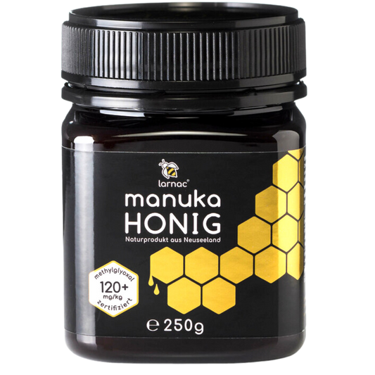 Ein Glas Larnac Manuka Honig MGO 120+ mit einem schwarzen Deckel. Das Etikett zeigt das Larnac-Logo, die Aufschrift "Manuka Honig", "Naturprodukt aus Neuseeland", und "methylglyoxal 120+ mg/kg zertifiziert", sowie eine goldene Wabenstruktur. Der Honig hat einen moderaten MGO-Gehalt, der für seine antibakteriellen Eigenschaften bekannt ist und zur Unterstützung des allgemeinen Wohlbefindens genutzt wird. Inhalt: 250 g.
