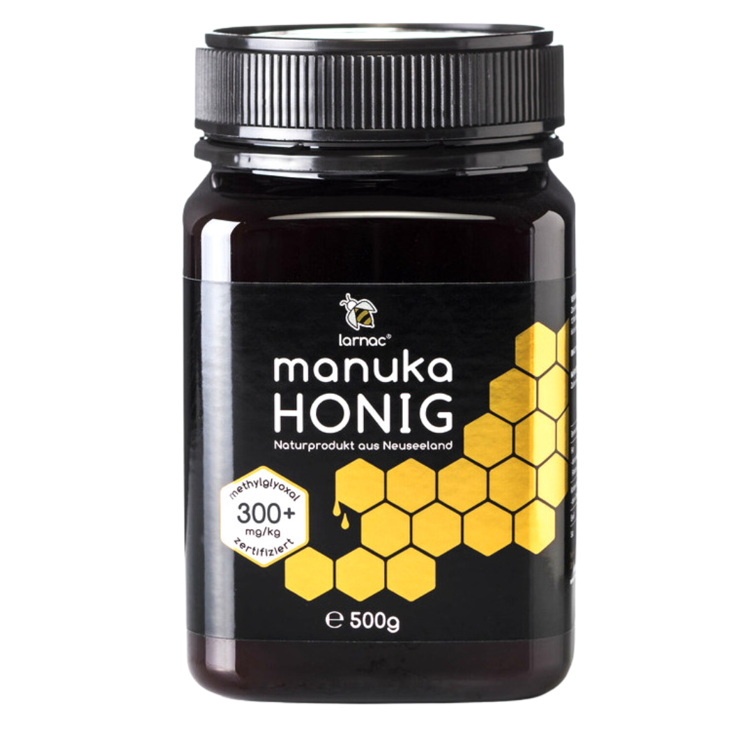 Ein Glas Larnac Manuka Honig MGO 300+ mit einem schwarzen Deckel und einem Inhalt von 500 g. Das Etikett zeigt das Larnac-Logo, die Aufschrift "Manuka Honig", "Naturprodukt aus Neuseeland", und "methylglyoxal 300+ mg/kg zertifiziert". Eine goldene Wabenstruktur ziert das Etikett. Der Honig hat einen höheren MGO-Gehalt, was auf seine antibakteriellen Eigenschaften hinweist und ihn besonders wertvoll für die Unterstützung der Gesundheit macht.