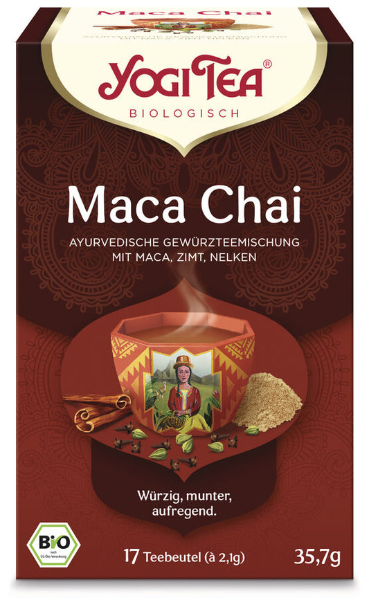 Eine Packung des 'Maca Chai' Tees von Yogi Tea. Die Verpackung ist rot und zeigt eine Illustration einer Tasse Tee mit einem Motiv einer traditionell gekleideten Person, umgeben von Zimtstangen, Maca-Pulver, Kardamomkapseln und Nelken. Oben steht in roter Schrift 'Yogi Tea' und darunter 'Biologisch'. Die Teesorte ist als 'Ayurvedische Gewürzteemischung mit Maca, Zimt, Nelken' beschrieben. Unten steht 'Würzig, munter, aufregend'. Es sind 17 Teebeutel à 2,1 g enthalten, insgesamt 35,7 g.