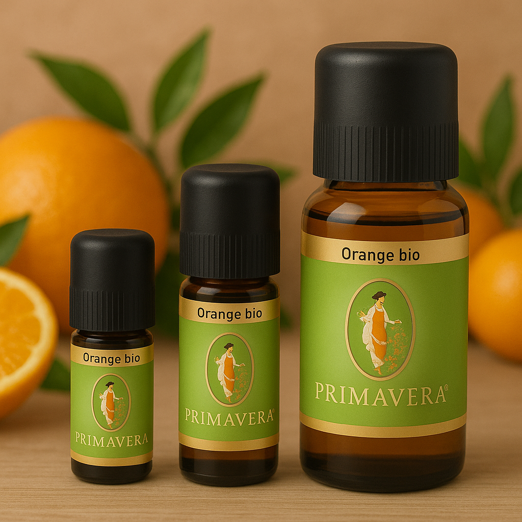 Moodbild mit drei Größen des Primavera Orange bio ätherischen Öls – 5 ml, 10 ml und 50 ml – auf Holz mit frischen Orangen und Blättern im Hintergrund.