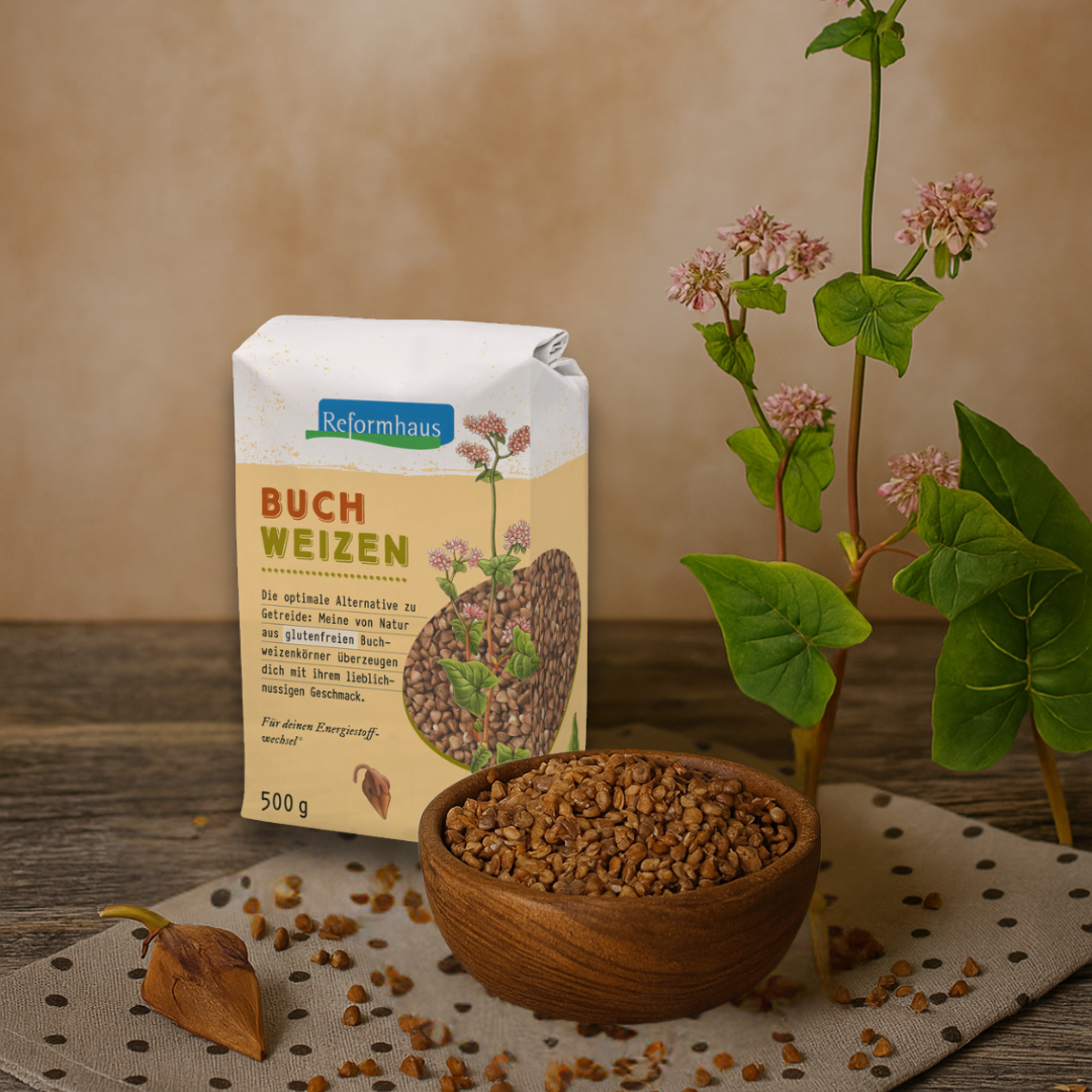 Bio Buchweizen ganz von Reformhaus in natürlichem Setting mit Holzschale, Pflanze und Körnern auf Leinentuch