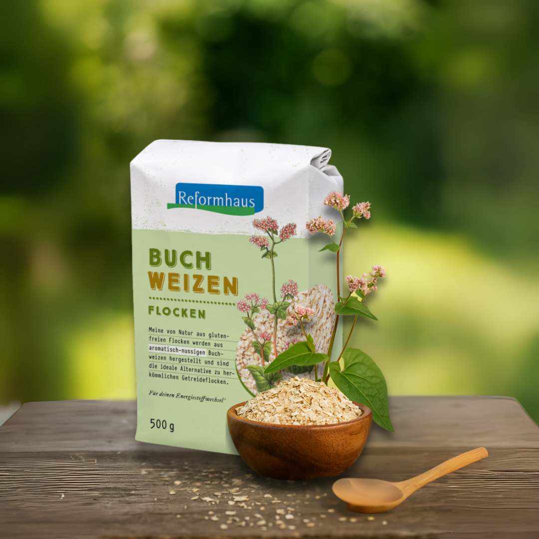 Reformhaus Buchweizenflocken in Holzschale mit Pflanze und Löffel auf rustikalem Tisch – stimmungsvolles Bild der glutenfreien Bio-Flocken