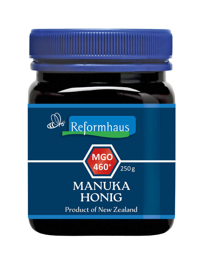 Ein Glas Reformhaus Manuka Honig MGO 460+ aus Neuseeland mit einem blauen Deckel. Das Etikett zeigt das Reformhaus-Logo, die Aufschrift "MGO 460+", und "250 g". Dieser Honig hat einen hohen MGO-Gehalt, was für starke antibakterielle Eigenschaften steht und ihn besonders nützlich für die Unterstützung der Gesundheit und des Immunsystems macht.