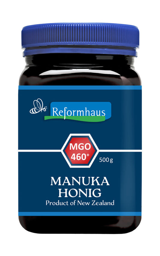 Ein Glas Reformhaus Manuka Honig MGO 460+ aus Neuseeland mit einem blauen Deckel. Das Etikett zeigt das Reformhaus-Logo, die Aufschrift "MGO 460+", und "500 g". Dieser Manuka Honig hat einen höheren MGO-Gehalt, was auf stärkere antibakterielle Eigenschaften hinweist und ihn besonders wertvoll für die Unterstützung des Immunsystems macht.