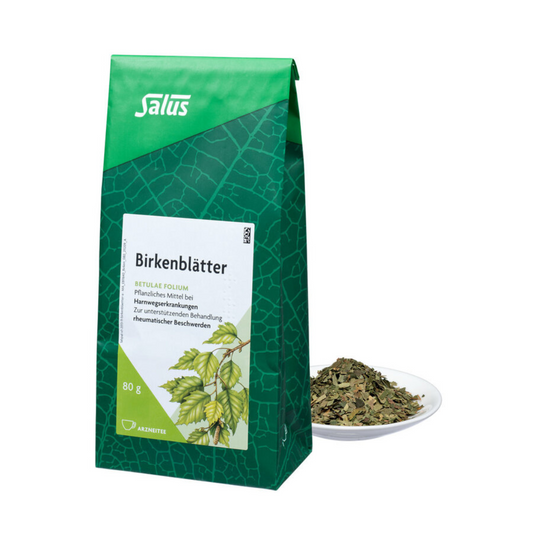 Salus Birkenblätter Arzneitee 80 g – Beutel mit losen Birkenblättern auf Teller