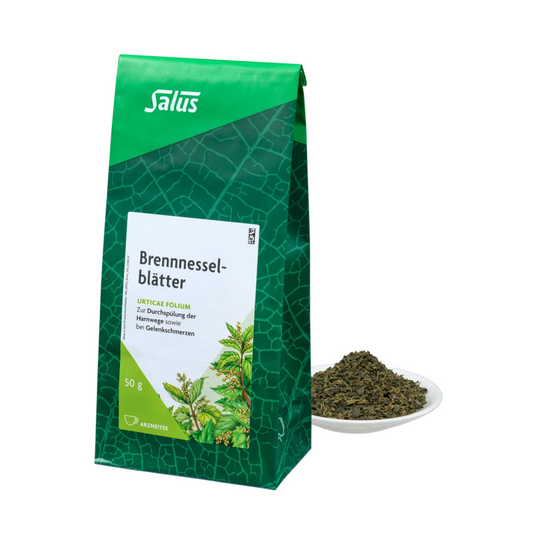Salus Brennnesselblätter Tee 50 g – Beutel mit losen Brennnesselblättern auf Teller