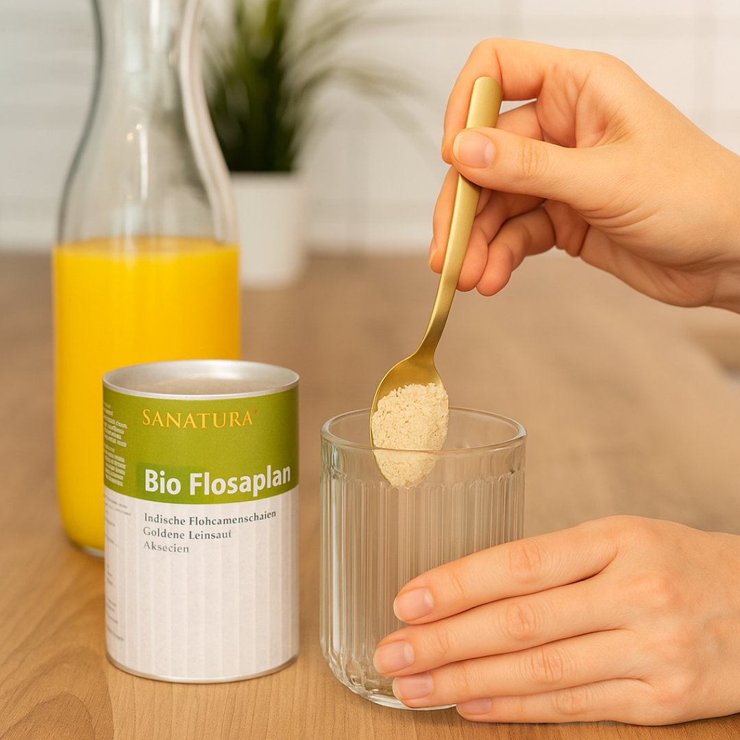 Sanatura Bio Flosaplant in der Anwendung – ein Löffel Pulver wird in ein Glas Wasser eingerührt, ideale Ballaststoffquelle für die tägliche Ernährung