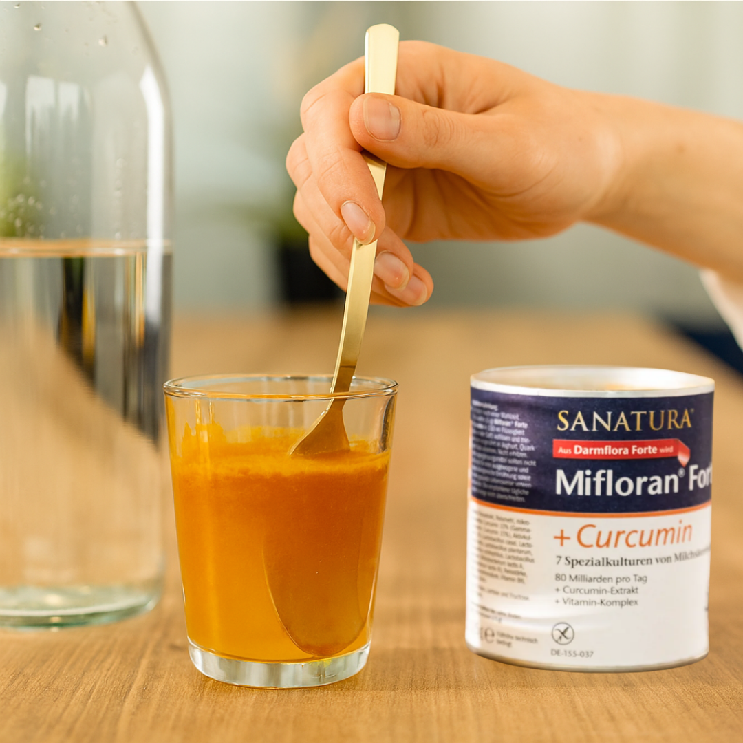 Sanatura Mifloran Forte + Curcumin in der Anwendung – Pulver wird in einem Glas Wasser aufgelöst, einfache Einnahme zur täglichen Unterstützung der Darmflora