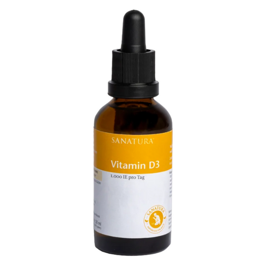 Vorderansicht der Sanatura Vitamin D3 Tropfen in der Braunglasflasche mit Pipette – 50 ml Inhalt für ca. 1.300 Tropfen