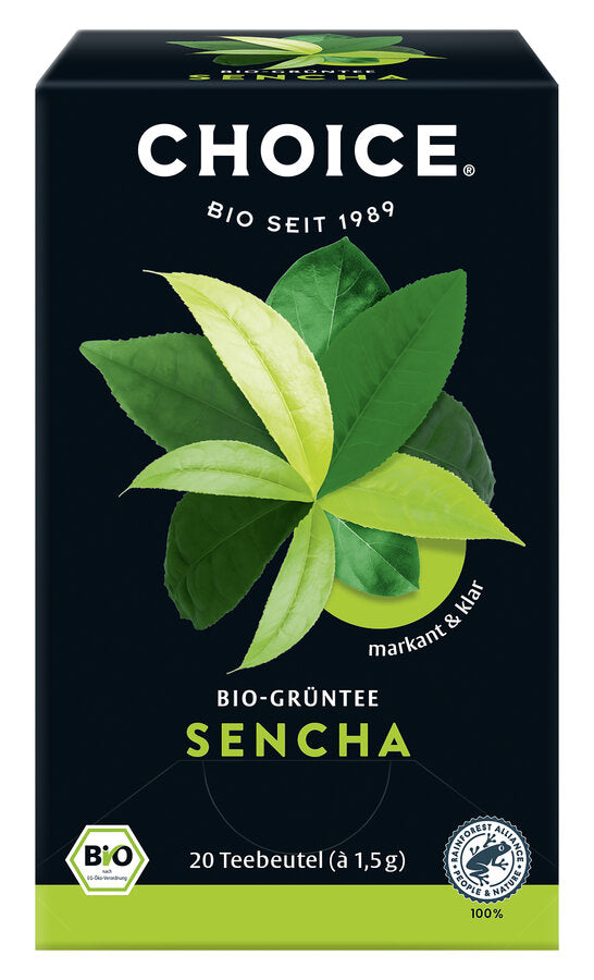 Eine Packung des Bio-Grüntees 'Sencha' der Marke Choice. Die Verpackung ist dunkelblau mit einem großen Bild von grünen Teeblättern. Oben steht in weißer Schrift 'Choice' und darunter 'Bio seit 1989'. Unten steht 'Bio-Grüntee Sencha' in gelber Schrift. Es sind 20 Teebeutel à 1,5 g enthalten. Das Produkt ist als markant und klar beschrieben und trägt das Bio-Siegel sowie das Rainforest Alliance Zertifikat.