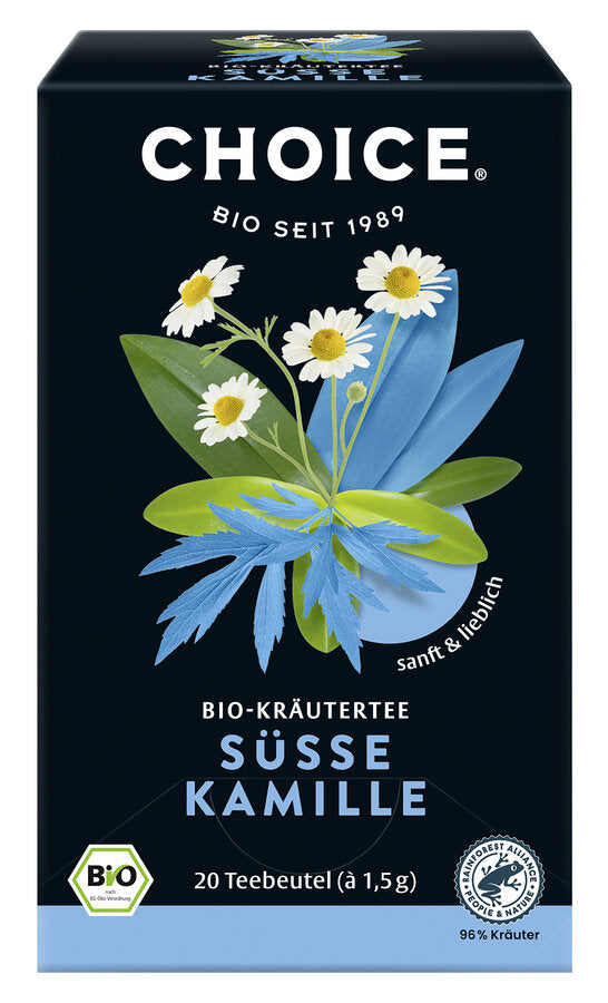 Eine Packung des Bio-Kräutertees 'Süße Kamille' der Marke Choice. Die Verpackung ist dunkelblau mit einem großen Bild von Kamilleblüten und grünen sowie blauen Blättern. Oben steht in weißer Schrift 'Choice' und darunter 'Bio seit 1989'. Unten steht 'Bio-Kräutertee Süße Kamille' in blauer Schrift. Es sind 20 Teebeutel à 1,5 g enthalten. Das Produkt ist als sanft und lieblich beschrieben und trägt das Bio-Siegel sowie das Rainforest Alliance Zertifikat.