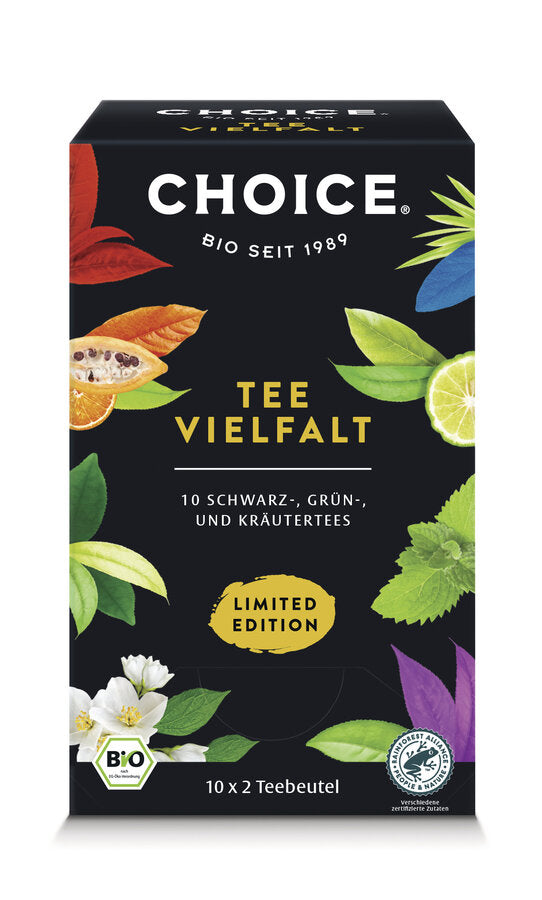 Eine Packung der 'Tee Vielfalt' der Marke Choice. Die Verpackung ist dunkelblau mit bunten Blättern und Früchten. Oben steht in weißer Schrift 'Choice' und darunter 'Bio seit 1989'. Unten steht 'Tee Vielfalt' in gelber Schrift. Es sind 10 Schwarz-, Grün- und Kräutertees in jeweils 2 Teebeuteln enthalten. Das Produkt ist als 'Limited Edition' gekennzeichnet und trägt das Bio-Siegel sowie das Rainforest Alliance Zertifikat.