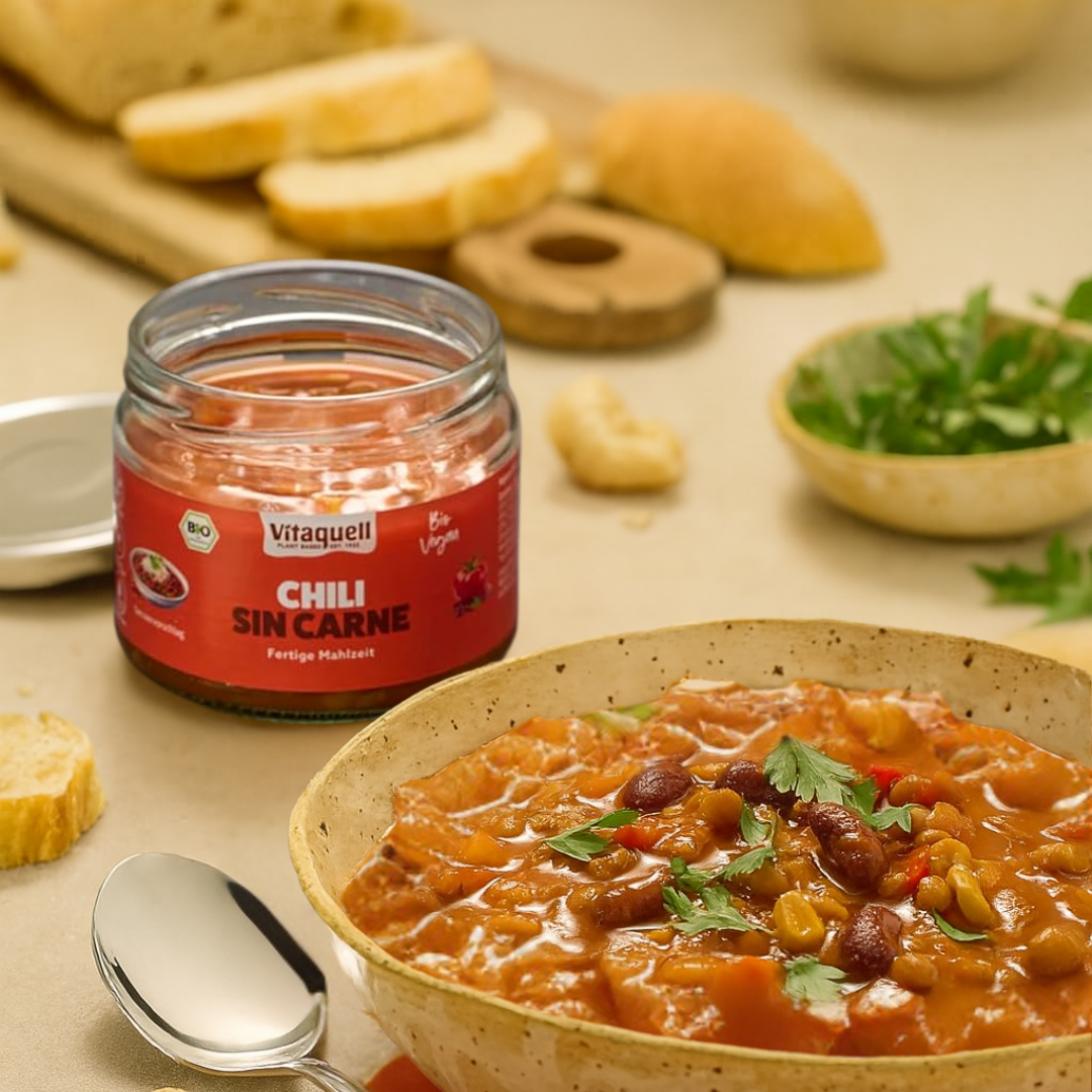 Vitaquell Chili sin Carne Bio 240g – servierfertiges veganes Chili mit Bohnen und Gemüse, angerichtet mit Brot und frischen Kräutern