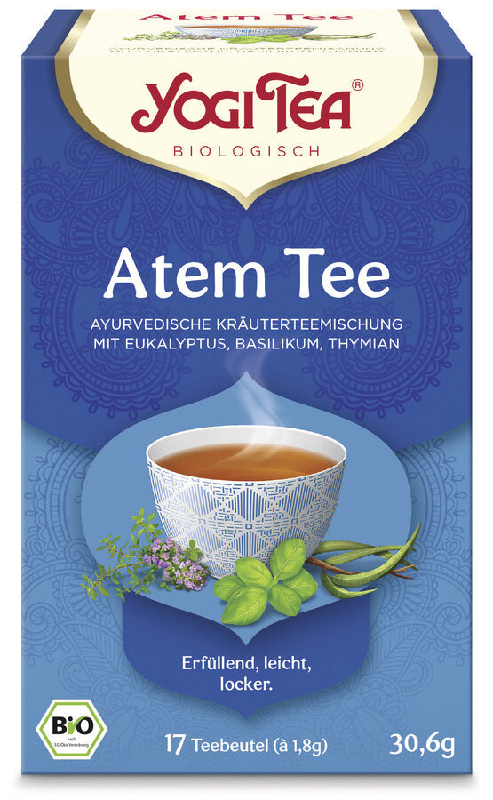 Eine Packung "Yogi Tea Atem Tee" von der Marke Yogi Tea. Auf der Vorderseite der Packung steht "Atem Tee" und "Ayurvedische Kräuterteemischung mit Eukalyptus, Basilikum, Thymian". Das Etikett zeigt eine dampfende Tasse Tee, umgeben von Eukalyptusblättern, Basilikum und Thymian. Unten auf der Packung steht "Erfüllend, leicht, locker". Die Packung enthält 17 Teebeutel mit jeweils 1,8 g Tee, insgesamt 30,6 g. Der Tee ist ein Bio-Produkt, wie durch das Bio-Siegel unten links angezeigt wird.