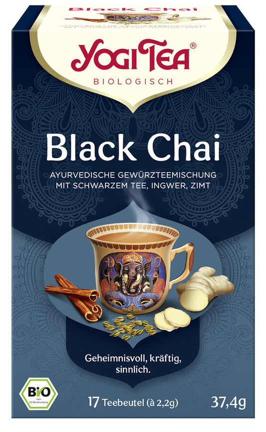 Eine Packung "Yogi Tea Black Chai" von der Marke Yogi Tea. Auf der Vorderseite der Packung steht "Black Chai" und "Ayurvedische Gewürzteemischung mit schwarzem Tee, Ingwer, Zimt". Das Etikett zeigt eine dampfende Tasse Tee mit einem kunstvollen Elefantenmotiv, umgeben von Zimtstangen, Ingwer und Kardamom. Unten auf der Packung steht "Geheimnisvoll, kräftig, sinnlich". Die Packung enthält 17 Teebeutel mit jeweils 2,2 g Tee, insgesamt 37,4 g.