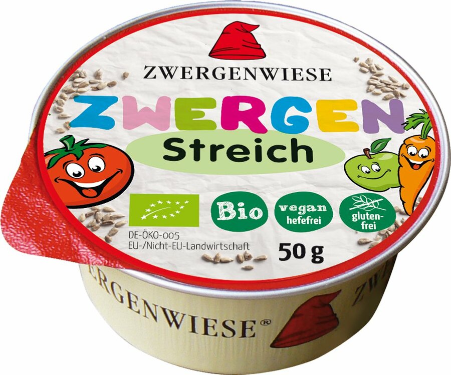 Eine runde Verpackung mit dem Bio-Aufstrich "Zwergen Streich" von der Marke Zwergenwiese. Das bunte Etikett zeigt eine rote Zwergenmütze und die Aufschrift "Zwergen Streich". Es sind fröhliche Illustrationen von Tomaten, Äpfeln und Karotten abgebildet. Der Aufstrich ist vegan, hefefrei und glutenfrei. Die Verpackung enthält 50 g des Produkts. Ideal für gesundheitsbewusste Genießer und perfekt für Kinder dank des fröhlichen Designs und der natürlichen Zutaten.