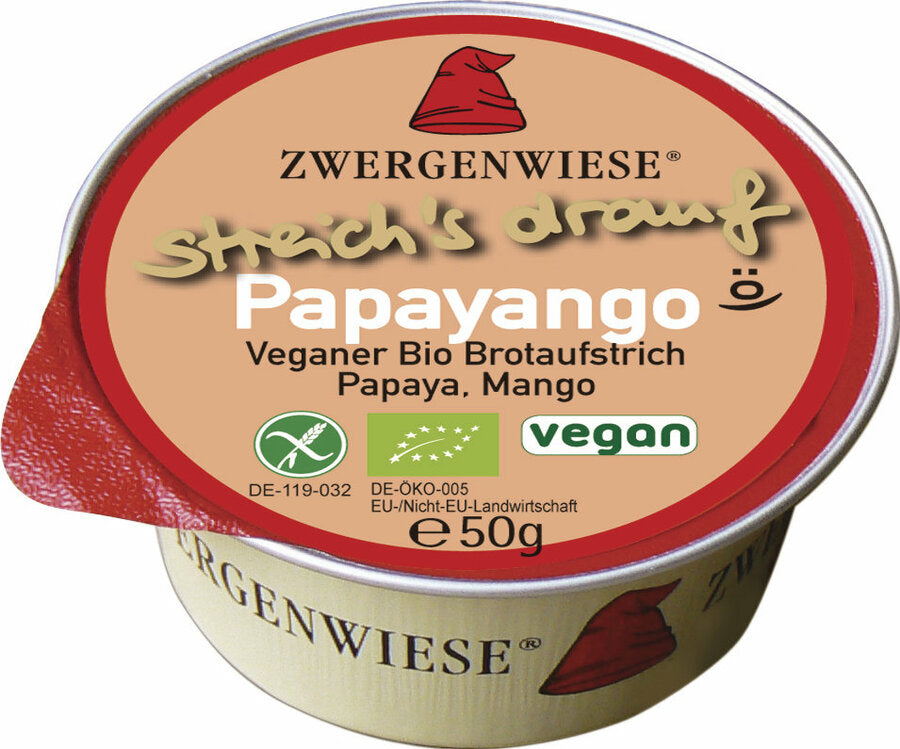 Das Bild zeigt eine runde, vegane Brotaufstrich-Dose der Marke Zwergenwiese. Die Dose hat einen roten Deckelrand und eine beigefarbene Oberseite mit der Aufschrift "streich's drauf Papayango". Unterhalb des Produktnamens steht "Veganer Bio Brotaufstrich Papaya, Mango". Es gibt auch Symbole, die das Produkt als vegan und bio-zertifiziert kennzeichnen. Die Nettofüllmenge beträgt 50 Gramm. Das Markensymbol, ein roter Zwergenhut, ist ebenfalls auf dem Deckel abgebildet.