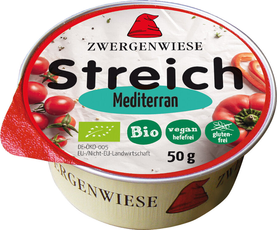 Ein rundes Behältnis mit dem köstlichen Bio-Aufstrich "Streich Mediterran" von Zwergenwiese. Das Etikett zeigt eine rote Zwergenmütze, frische Tomaten und Paprika. Der Aufstrich ist vegan, hefefrei und glutenfrei. Mit 50 g Inhalt eignet sich dieser mediterrane Genuss perfekt für gesundheitsbewusste Feinschmecker, die Wert auf Qualität und Geschmack legen. Der Bio-Aufstrich überzeugt durch seine hochwertige Verarbeitung und die ansprechende Verpackung. Ideal für eine bewusste Ernährung!