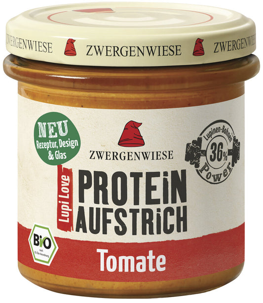 Das Bild zeigt ein Glas des veganen Proteinaufstrichs "Lupi Love Protein Aufstrich Tomate" von Zwergenwiese. Der Deckel ist beige mit einem roten Zwergenhut. Das Etikett ist weiß und rot, mit der Aufschrift "PROTEIN AUFSTRICH Tomate", "Bio" und einem Hinweis auf 36% Lupinen-Protein.