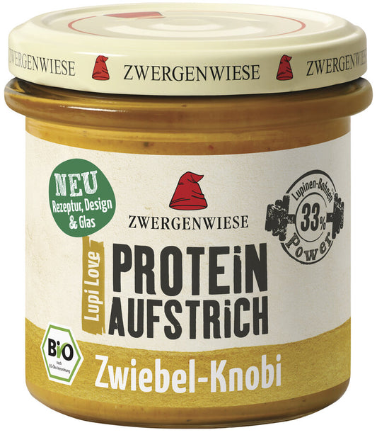 Das Bild zeigt ein Glas des veganen Proteinaufstrichs "Lupi Love Protein Aufstrich Zwiebel-Knobi" von Zwergenwiese. Der Deckel ist beige mit einem roten Zwergenhut. Das Etikett ist weiß und gelb, mit der Aufschrift "PROTEIN AUFSTRICH Zwiebel-Knobi", "Bio" und einem Hinweis auf 33% Lupinen-Protein.