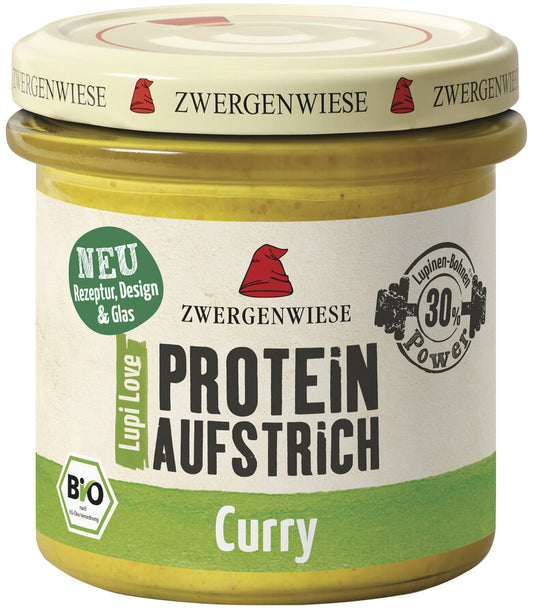 Das Bild zeigt ein Glas des veganen Proteinaufstrichs "Lupi Love Protein Aufstrich Curry" von Zwergenwiese. Der Deckel ist beige mit einem roten Zwergenhut. Das Etikett ist weiß und grün, mit der Aufschrift "PROTEIN AUFSTRICH Curry", "Bio" und einem Hinweis auf 30% Lupinen-Protein.