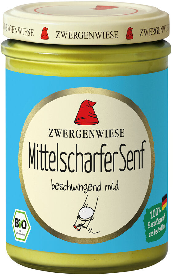 Das Bild zeigt ein Glas "Mittelscharfer Senf" von Zwergenwiese. Der Deckel ist beige mit einem roten Zwergenhut. Das Etikett ist blau mit einem großen beigen Kreis in der Mitte, auf dem "Zwergenwiese Mittelscharfer Senf" und "beschwingend mild" steht. Unten links befindet sich ein Bio-Siegel, unten rechts ein Hinweis auf 100% Senfsaat aus Deutschland. In der Mitte des Etiketts ist eine kleine Zeichnung einer Figur mit einem Senfglas zu sehen.