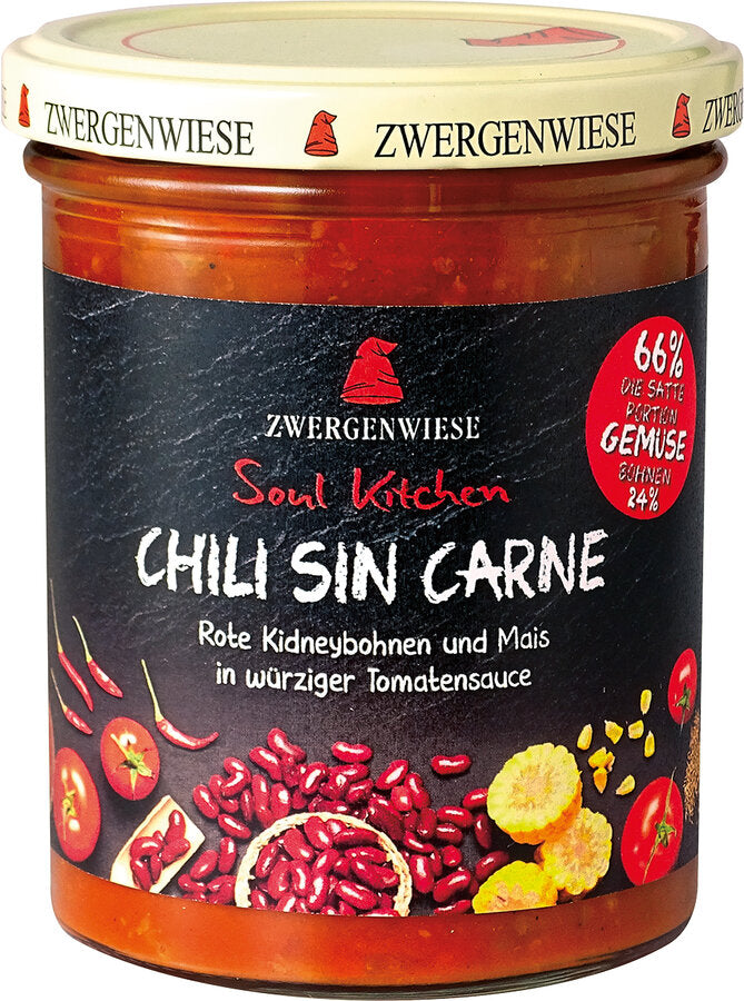 Das Bild zeigt ein Glas "Chili Sin Carne" von Zwergenwiese aus der "Soul Kitchen" Reihe. Der Deckel ist beige mit einem roten Zwergenhut. Das Etikett ist schwarz und zeigt die Aufschrift "Zwergenwiese Soul Kitchen Chili Sin Carne" in weißer und roter Schrift. Darunter steht "Rote Kidneybohnen und Mais in würziger Tomatensauce". Auf dem Etikett sind außerdem Abbildungen von Kidneybohnen, Mais, Tomaten und Chili zu sehen. Ein rotes Siegel auf dem Etikett weist auf einen 66% Gemüseanteil hin, davon 24% Bohnen.