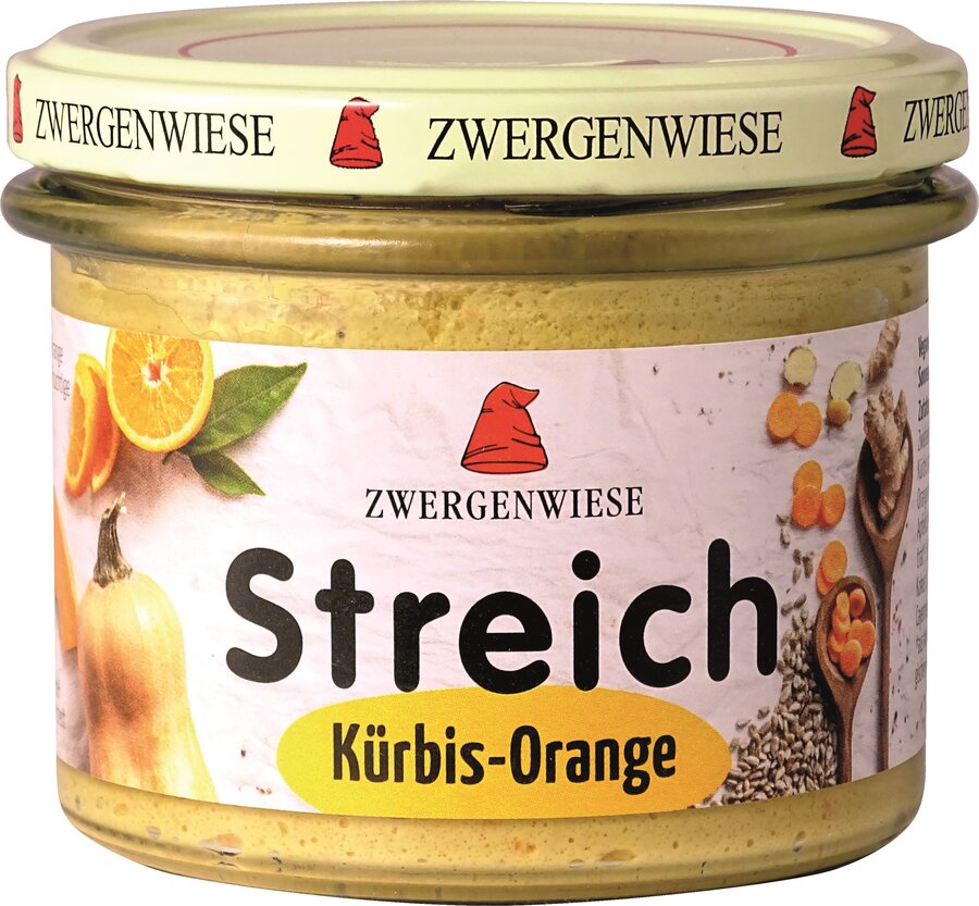 Das Bild zeigt ein Glas des veganen Brotaufstrichs "Streich Kürbis-Orange" der Marke Zwergenwiese. Der Deckel des Glases ist beige mit dem Zwergenwiese-Logo, einem roten Zwergenhut, und der Aufschrift "Zwergenwiese" auf dem Rand. Das Etikett des Glases ist weiß und zeigt links Abbildungen von Orangenscheiben und einem Kürbis. In der Mitte befindet sich das Zwergenwiese-Logo und der Produktname "Streich Kürbis-Orange" in schwarzer Schrift auf einem gelben Hintergrund.