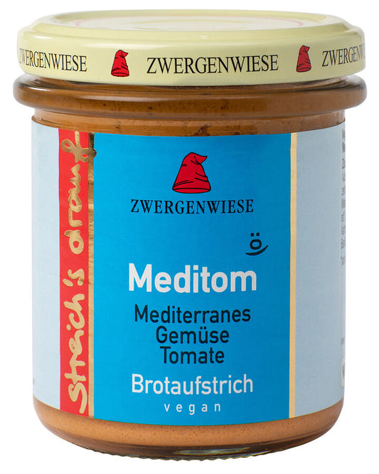 Das Bild zeigt ein Glas des veganen Brotaufstrichs "Meditom" von Zwergenwiese. Der Deckel ist beige mit einem roten Zwergenhut. Das Etikett ist blau und zeigt die Aufschrift "Zwergenwiese Meditom Mediterranes Gemüse Tomate". Links auf dem Etikett befindet sich ein roter Streifen mit der Aufschrift "streich's drauf" in gelber Schrift.