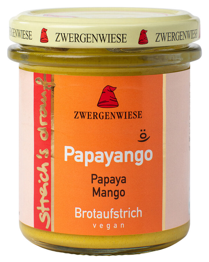 Das Bild zeigt ein Glas "Papayango" Brotaufstrich von Zwergenwiese. Der Deckel ist beige mit einem roten Zwergenhut. Das Etikett ist orange und zeigt die Aufschrift "Zwergenwiese Papayango" in weißer Schrift. Darunter steht "Papaya Mango". An der Seite des Etiketts steht "Streich's drauf" in gelber Schrift auf rotem Hintergrund. Der Brotaufstrich ist vegan.