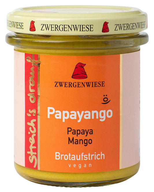 Das Bild zeigt ein Glas "Papayango" Brotaufstrich von Zwergenwiese. Der Deckel ist beige mit einem roten Zwergenhut. Das Etikett ist orange und zeigt die Aufschrift "Zwergenwiese Papayango" in weißer Schrift. Darunter steht "Papaya Mango". An der Seite des Etiketts steht "Streich's drauf" in gelber Schrift auf rotem Hintergrund. Der Brotaufstrich ist vegan.