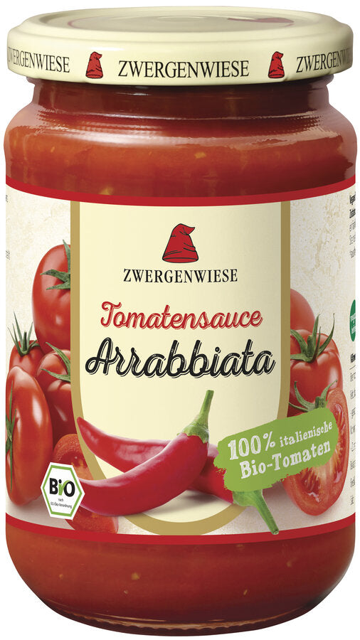 Ein Glas mit Bio-Tomatensauce Arrabbiata von der Marke Zwergenwiese. Das Etikett zeigt eine rote Zwergenmütze und die Aufschrift "Tomatensauce Arrabbiata - 100% italienische Bio-Tomaten". Abgebildet sind frische Tomaten und Chilischoten, die die Schärfe und den frischen Geschmack der Sauce unterstreichen. Der beige Deckel trägt mehrfach das Zwergenwiese-Logo. Diese würzige Sauce eignet sich perfekt für Liebhaber der italienischen Küche und verleiht jedem Gericht eine pikante Note.