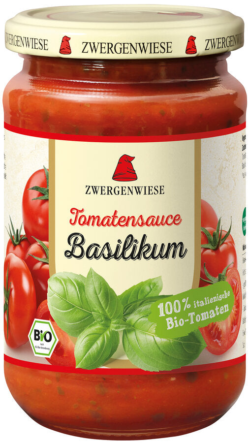 Ein Glas mit Bio-Tomatensauce Basilikum von der Marke Zwergenwiese. Das Etikett zeigt eine rote Zwergenmütze und die Aufschrift "Tomatensauce Basilikum - 100% italienische Bio-Tomaten". Abgebildet sind frische Tomaten und Basilikumblätter, die den frischen und aromatischen Geschmack der Sauce betonen. Der beige Deckel trägt mehrfach das Zwergenwiese-Logo. Diese Sauce eignet sich hervorragend für Liebhaber der italienischen Küche und verleiht jedem Gericht eine authentische, mediterrane Note.