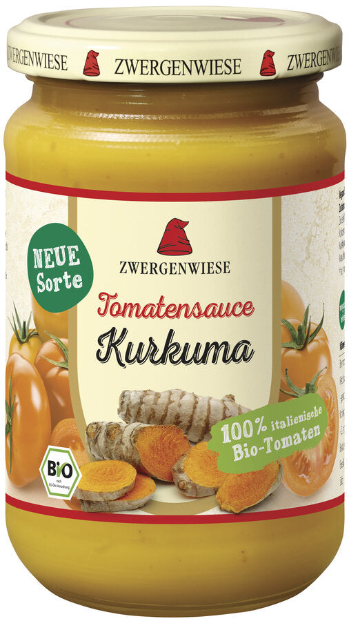 Ein Glas mit der neuen Bio-Tomatensauce Kurkuma von der Marke Zwergenwiese. Das Etikett zeigt eine rote Zwergenmütze und die Aufschrift "Tomatensauce Kurkuma - 100% italienische Bio-Tomaten". Abgebildet sind gelbe Tomaten und Kurkumawurzeln, die den einzigartigen und exotischen Geschmack der Sauce betonen. Der beige Deckel trägt mehrfach das Zwergenwiese-Logo. Diese innovative Sauce eignet sich hervorragend für alle, die ihrer Küche eine besondere, gesunde Note verleihen möchten.