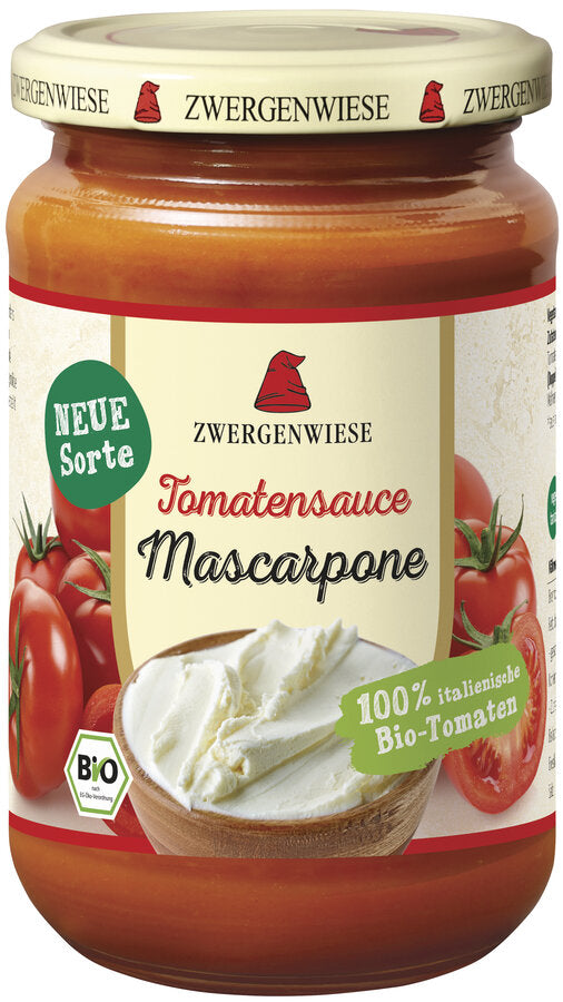 Ein Glas mit der neuen Bio-Tomatensauce Mascarpone von der Marke Zwergenwiese. Das Etikett zeigt eine rote Zwergenmütze und die Aufschrift "Tomatensauce Mascarpone - 100% italienische Bio-Tomaten". Abgebildet sind frische Tomaten und eine Schale mit cremigem Mascarpone, die den reichhaltigen und samtigen Geschmack der Sauce betonen. Der beige Deckel trägt mehrfach das Zwergenwiese-Logo. 