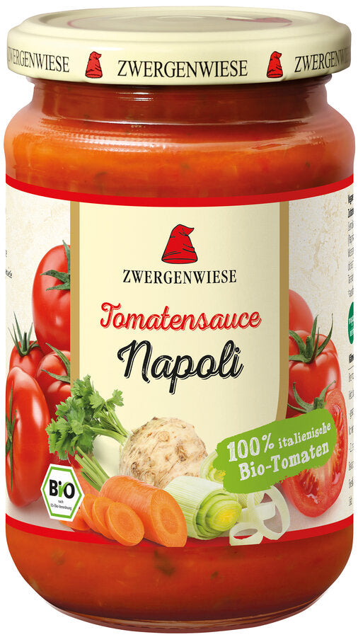 Ein Glas mit Bio-Tomatensauce Napoli von der Marke Zwergenwiese. Das Etikett zeigt eine rote Zwergenmütze und die Aufschrift "Tomatensauce Napoli - 100% italienische Bio-Tomaten". Abgebildet sind frische Tomaten, Karotten, Sellerie, Lauch und Petersilie, die den reichen und aromatischen Geschmack der Sauce hervorheben. Der beige Deckel trägt mehrfach das Zwergenwiese-Logo. 