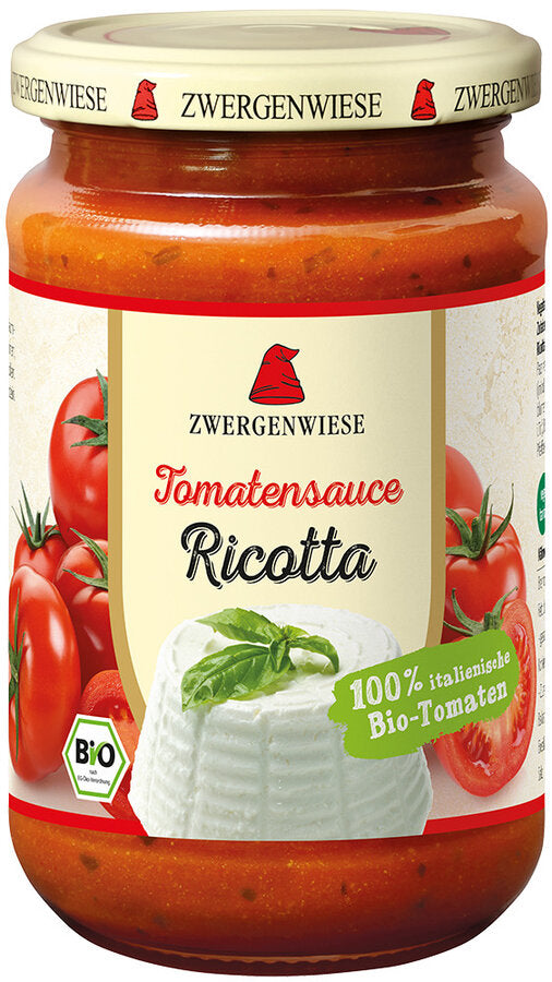 Ein Glas mit Bio-Tomatensauce Ricotta von der Marke Zwergenwiese. Das Etikett zeigt eine rote Zwergenmütze und die Aufschrift "Tomatensauce Ricotta - 100% italienische Bio-Tomaten". Abgebildet sind frische Tomaten und ein Stück Ricotta-Käse, die den cremigen und reichhaltigen Geschmack der Sauce betonen. Der beige Deckel trägt mehrfach das Zwergenwiese-Logo.