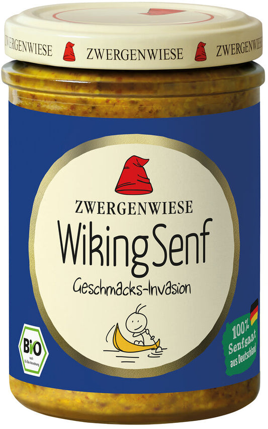 Ein Glas mit "Wiking Senf" von der Marke Zwergenwiese. Das Etikett zeigt eine rote Zwergenmütze und die Aufschrift "Wiking Senf - Geschmacks-Invasion". Ein kleines Wikingerboot mit einem Wikinger-Männchen ist ebenfalls auf dem Etikett abgebildet. Der Senf ist ein Bio-Produkt und besteht zu 100% aus Senfsaat aus Deutschland. Der beige Deckel trägt mehrfach das Zwergenwiese-Logo. Dieser Senf bietet eine kräftige und würzige Geschmacksnote, ideal für alle, die einen intensiven Senfgeschmack schätzen.