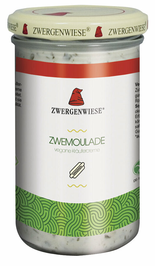 Ein Glas mit der veganen Kräutercreme "Zwemoulade" von der Marke Zwergenwiese. Das Etikett zeigt eine rote Zwergenmütze und die Aufschrift "Zwemoulade - vegane Kräutercreme". Am unteren Rand des Etiketts befindet sich ein grünes, wellenförmiges Muster. Der beige Deckel trägt mehrfach das Zwergenwiese-Logo. Diese vegane Kräutercreme eignet sich hervorragend als Aufstrich oder als Dip und bietet einen frischen, würzigen Geschmack, ideal für Sandwiches und Gemüsegerichte.