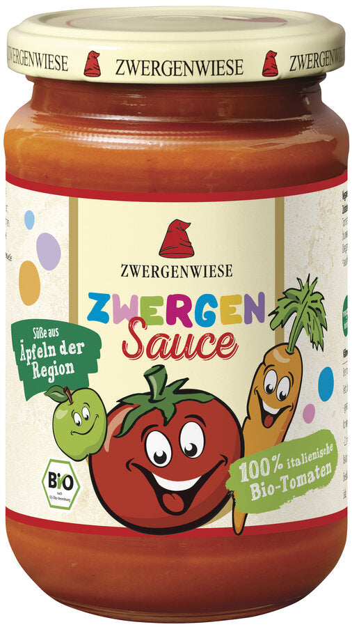 Ein Glas mit der Bio-"Zwergen Sauce" von der Marke Zwergenwiese. Das farbenfrohe Etikett zeigt eine rote Zwergenmütze und die Aufschrift "Zwergen Sauce". Fröhliche Illustrationen von einer Tomate, einem Apfel und einer Karotte zieren das Etikett. Der beige Deckel trägt mehrfach das Zwergenwiese-Logo. Die Sauce ist aus 100% italienischen Bio-Tomaten hergestellt und mit Süße aus Äpfeln der Region verfeinert.